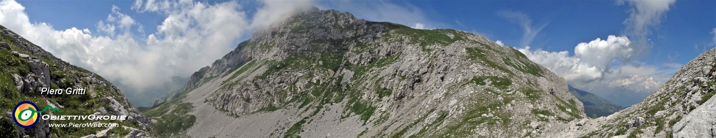 58 Da quota 2222 m  vista panoramica verso  cima e  Passo di Corna Piana .jpg